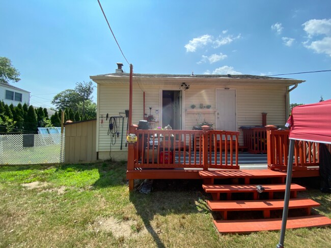202 W 1st St