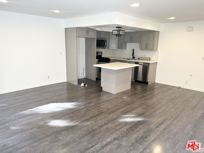 Building Photo - 2700 Cahuenga Blvd Unit 1205 Rental