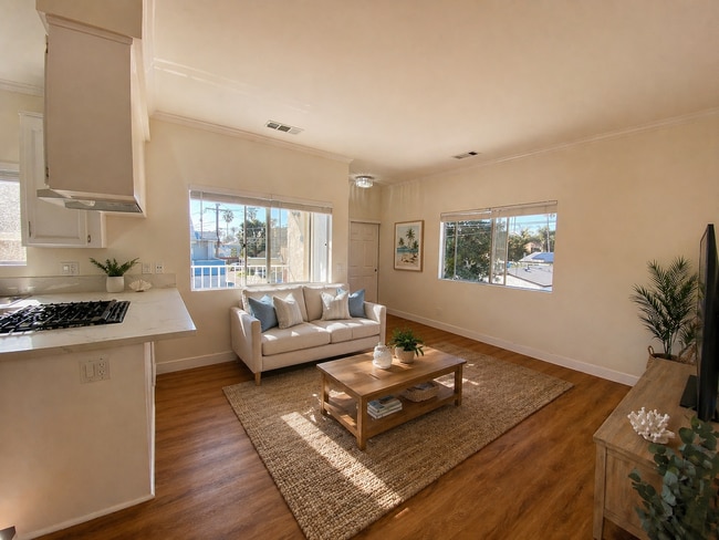 Photo - Upstairs 2BD Apartment Home! Great PB Location! Garage! AC! Unidad 1160 B Thomas Ave