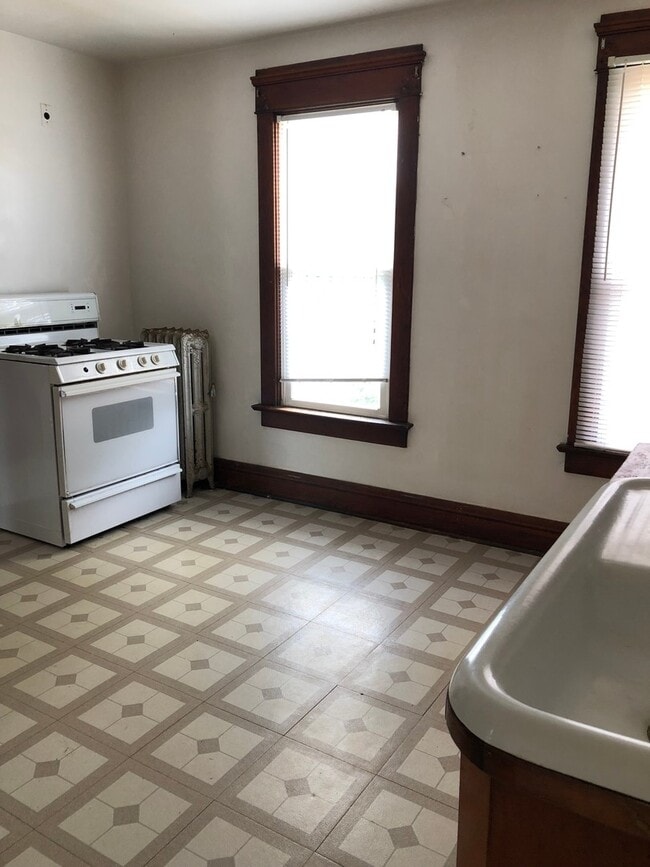 Building Photo - Mom's Moline Unit Mom's Moline Up