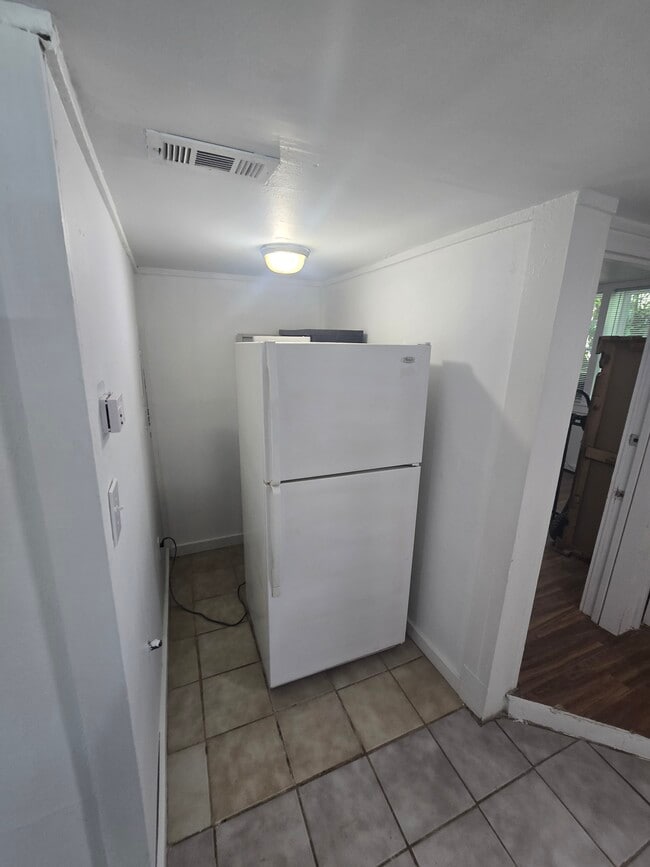 Photo - 1014 Moreland Ave SE Unidad downstairs