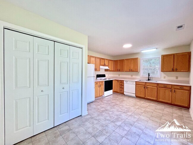 Photo - 707 Farmington Cir