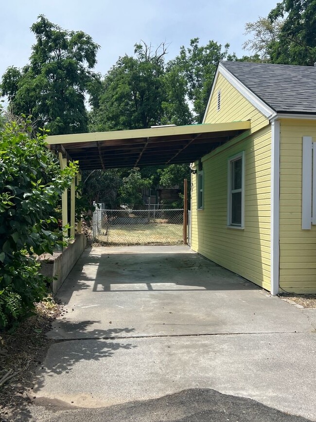 Photo - Charming 2 Bedroom, 1 Bath House with Fenced Yard, Carport & Laundry Hookups