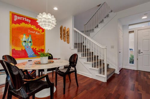 Comedor con televisor y altavoz integrados y chimenea. - 5831 Seawalk Dr