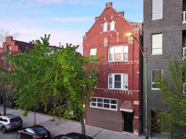 Building Photo - 1435 N Ashland Ave Unit 1 Rental