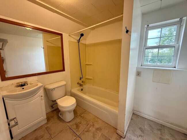 201 E 1st St Unit B