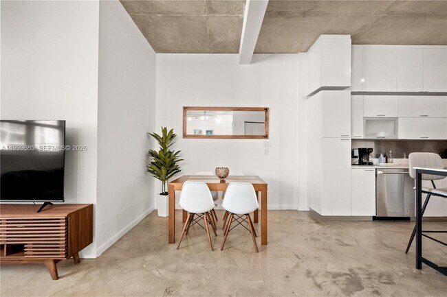 Photo - 234 NE 3rd St Unidad 1704