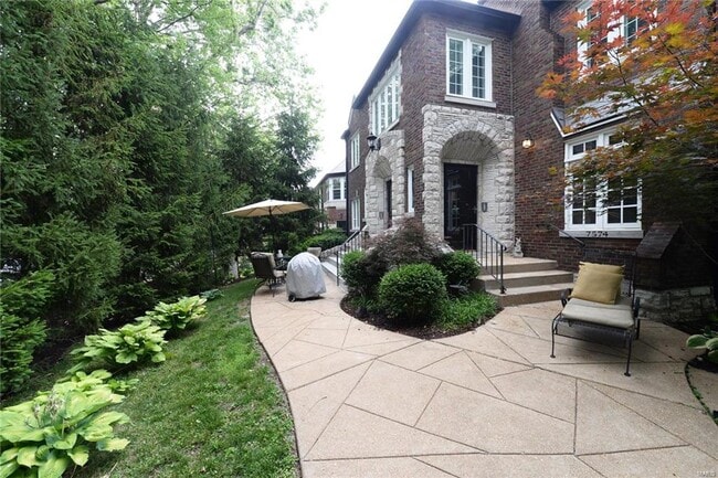 Photo - 7572-74 York Unit 7574 York