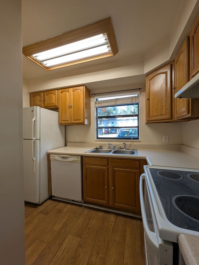 Photo - $1100 - 2 Bed/1½ Bath Townhouse - Mossy Oa...