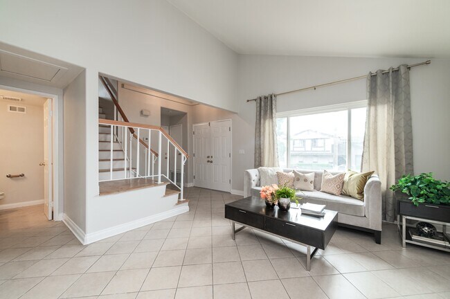 Photo - 2400 S Ridgewood Dr Unidad #2