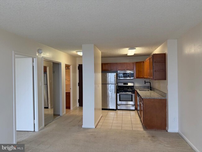 Building Photo - 5225 Pooks Hill Rd Unit 1517N