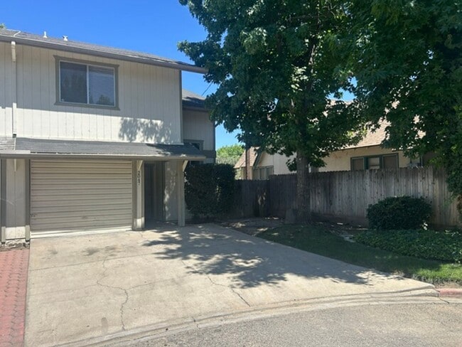 Building Photo - 2 Bedroom 1.5 Bathroom Condo In SE Visalia!!