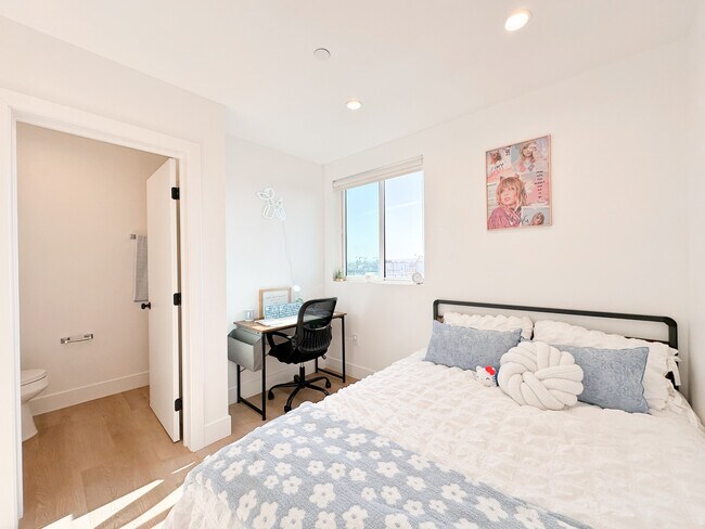 private bedroom - 1338 W 35th Pl Apartments