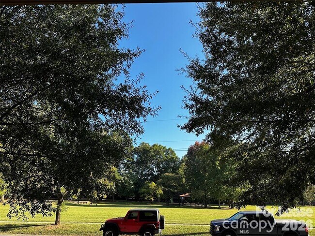 Photo - 3435 Spencer St