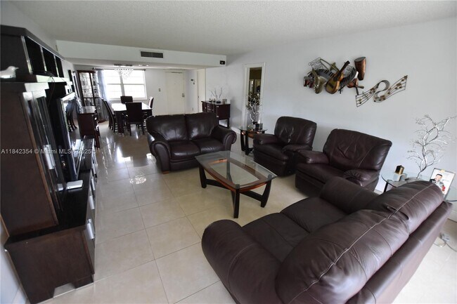 Photo - 3800 Oaks Clubhouse Dr Unit 309