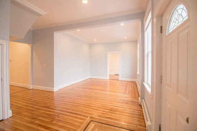 Sala de estar vista desde la puerta principal - 74 Burnett Ave Unidad 1