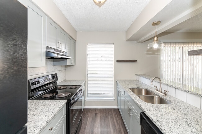 Building Photo - 400 Rosewood