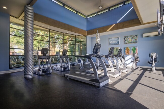 Gimnasio con equipo de entrenamiento cardiovascular