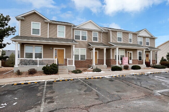 Building Photo - Updated 2-Bed Townhome Just Minutes from F...