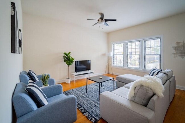 Building Photo - 3 bedroom in Chicago IL 60618 Unit 1 Rental