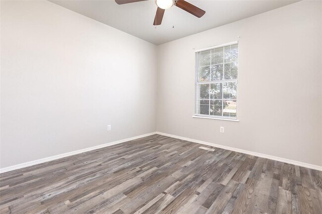 Photo - 907 W Tesio Way