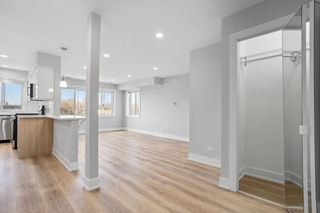 2327 W Lunt Ave Unit 402