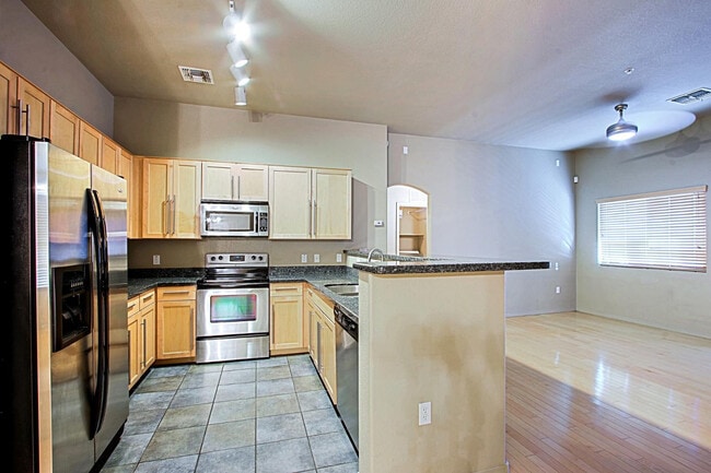 Photo - 2402 E 5th St