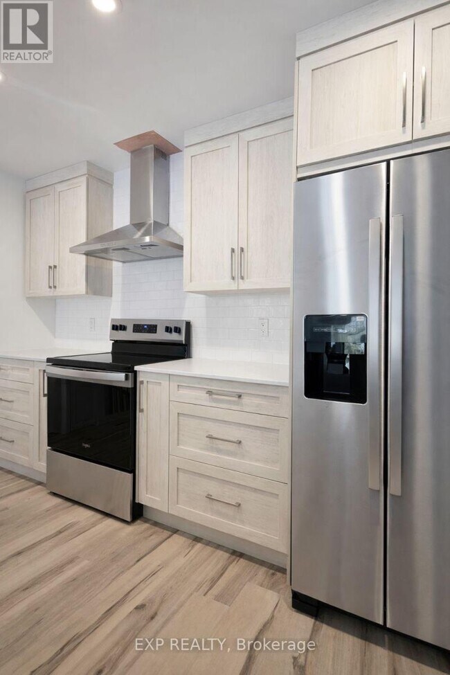 Photo - 321 Voyageur Pl