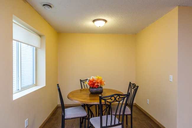 Photo - 619-625 Snelling Ave N