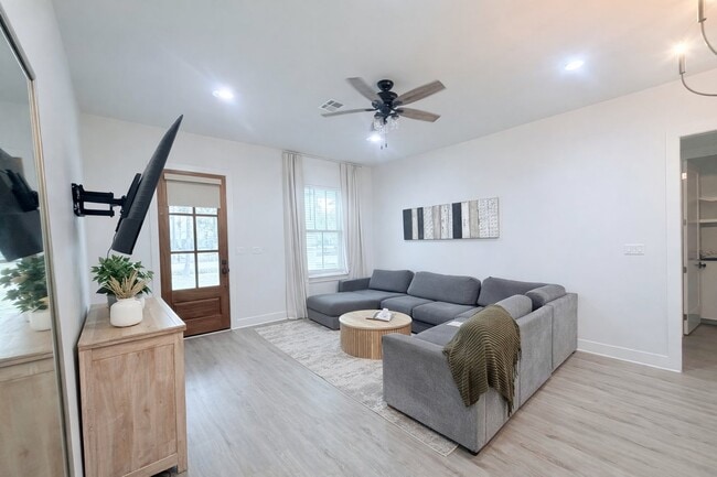 Photo - 2240 Caroline St