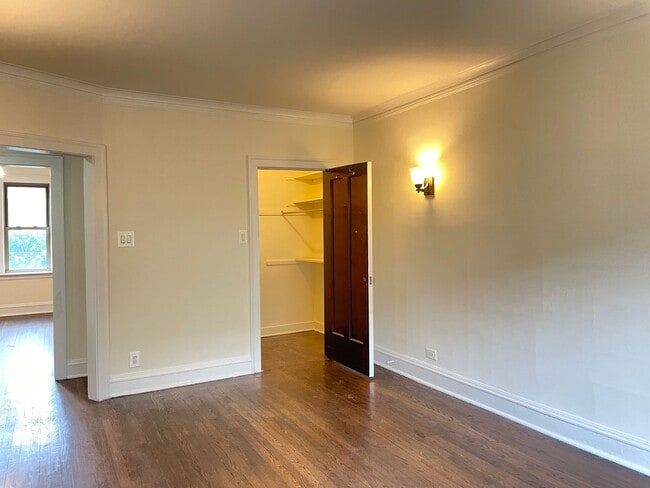 Building Photo - Large One Bedroom in Andersonville Unit 25-2B