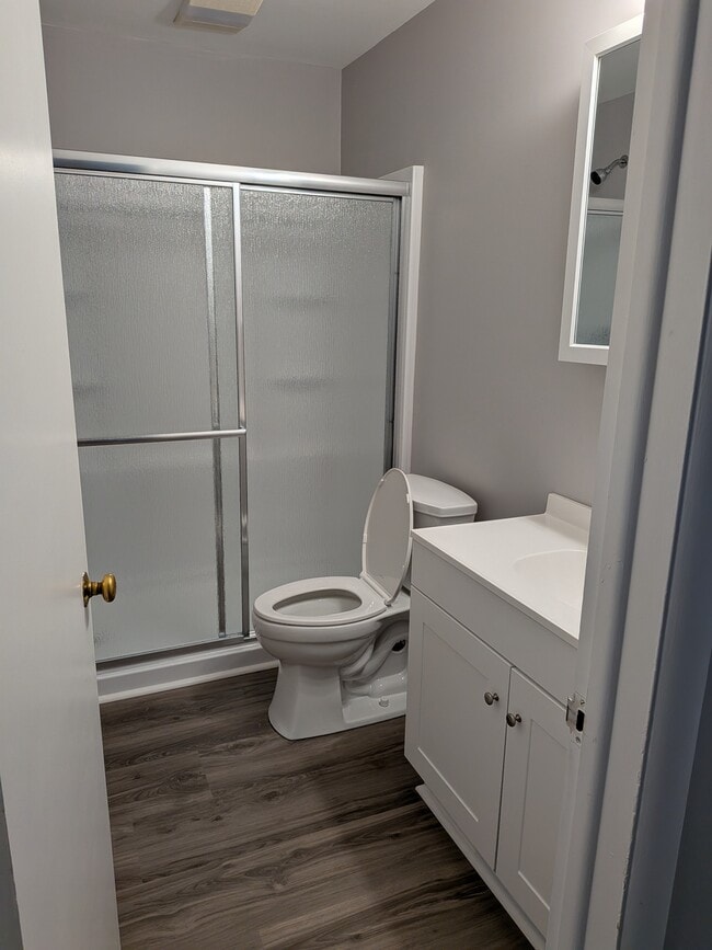 Full Bath - 2863 Cedar Hill Rd Unit 1