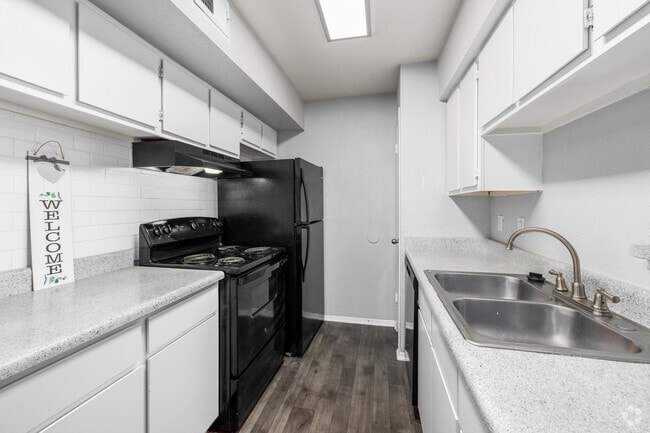 2BR, 2BA - 900SF - Kitchen