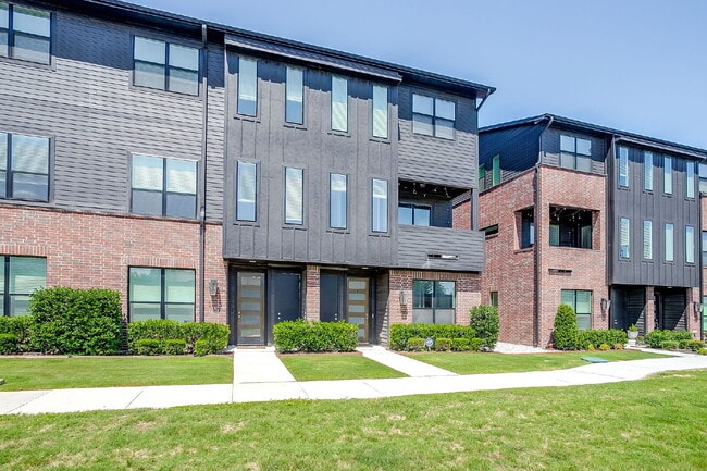 Building Photo - New Modern Townhome Just Steps Off TCU Cam...