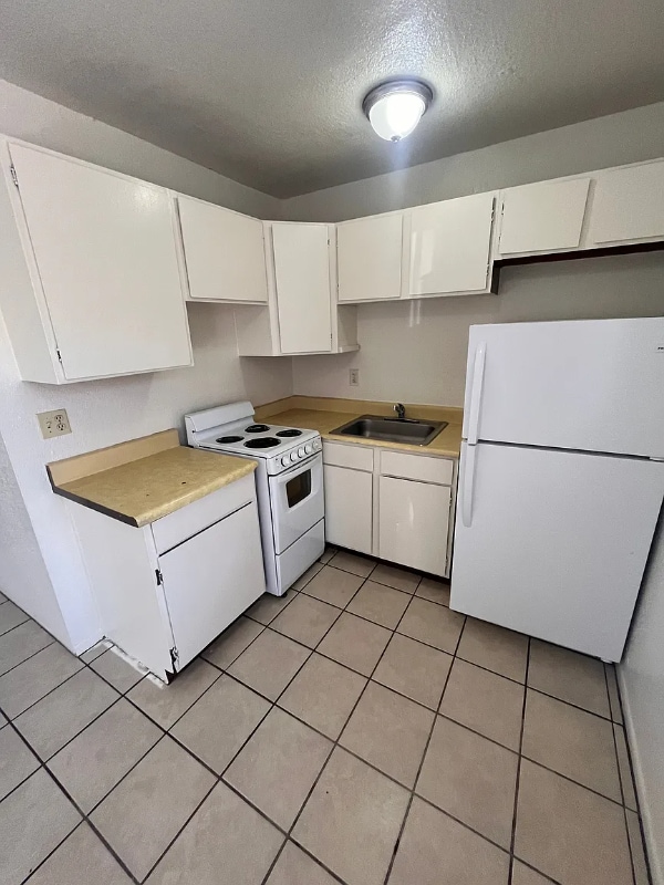 Building Photo - 3052 N Alvernon Way Rental