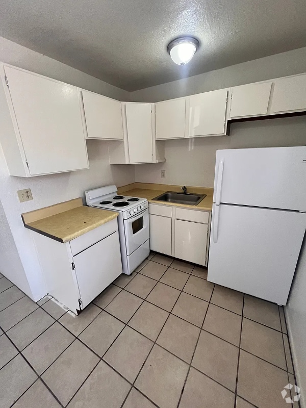 Building Photo - 3052 N Alvernon Way Rental