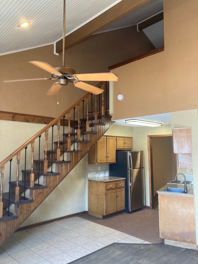 Building Photo - 1401 Stone St Unit B Rental