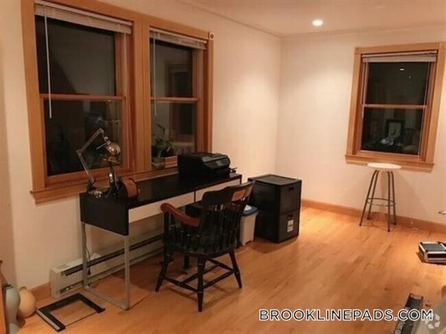 Building Photo - 275 Tappan St Rental