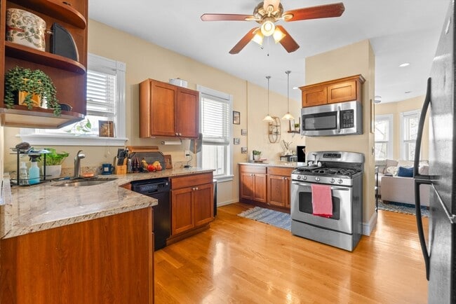 Photo - 470 E 6th St