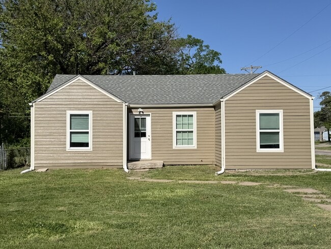 Building Photo - 1557 N Volutsia