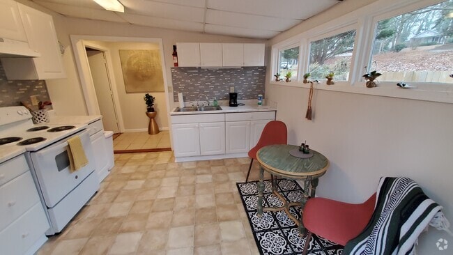 Building Photo - 162 Enota Ave NW Unit Professor's Hideaway Rental