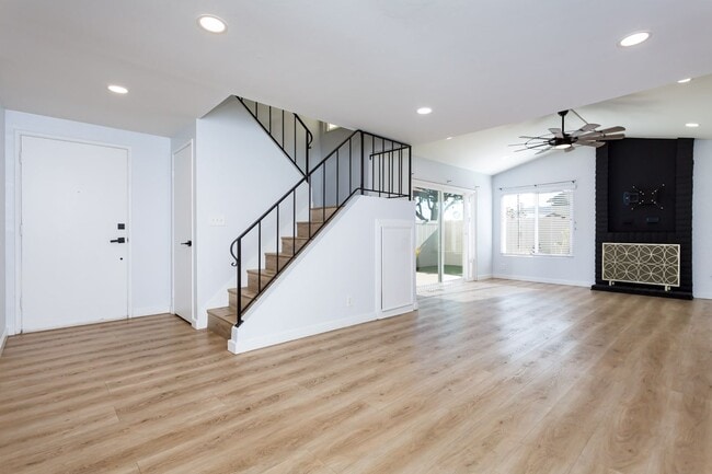 Building Photo - Charming Two Story Home!