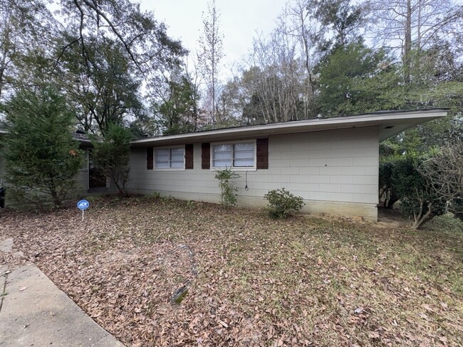 Photo - 304 Colonial Cir