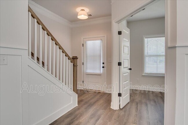 Photo - 528 Fermoy Ln