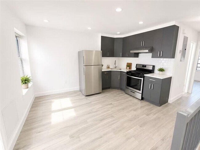 Building Photo - 184 Battery Ave Unit 2