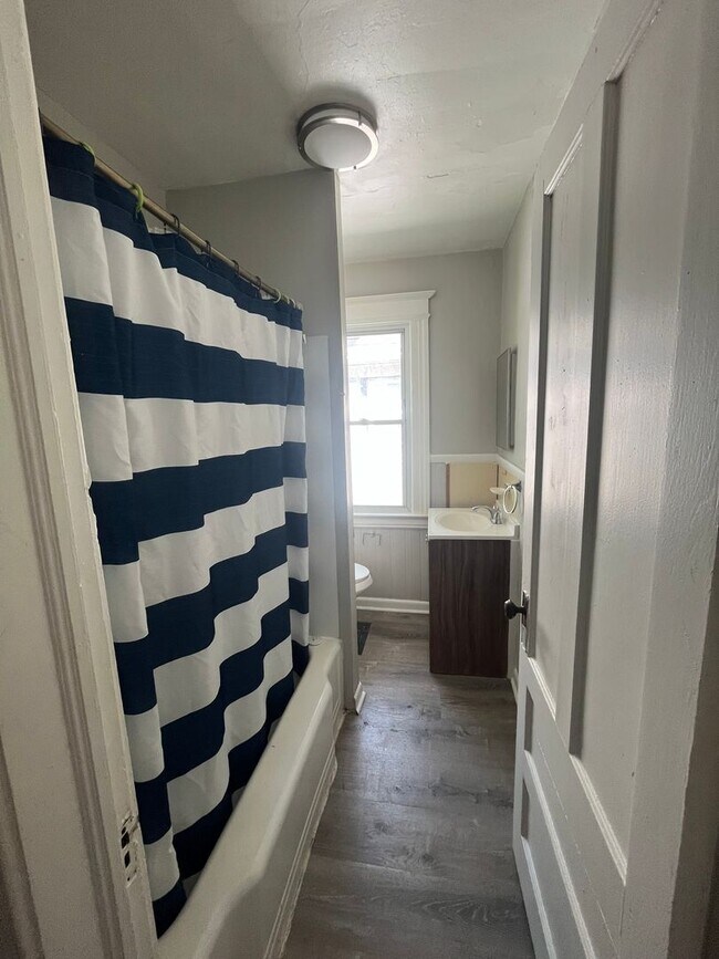 537-537.5-5375 Lyell Ave Unit 537 Lyell Ave-Apt 3