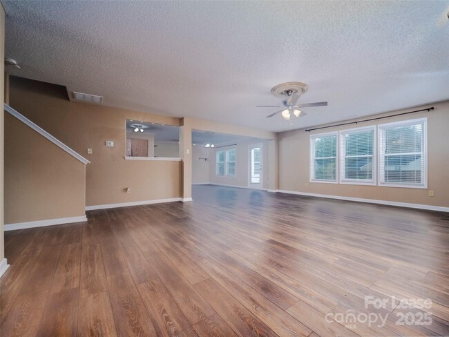 Photo - 910 Torsion Lane