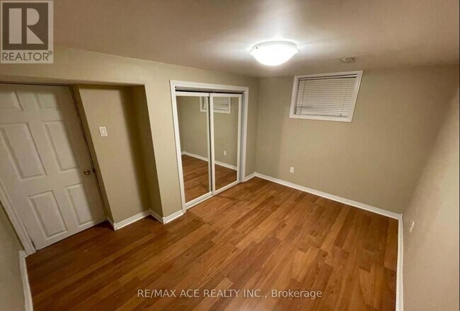 Photo - 46 Mossbank Dr
