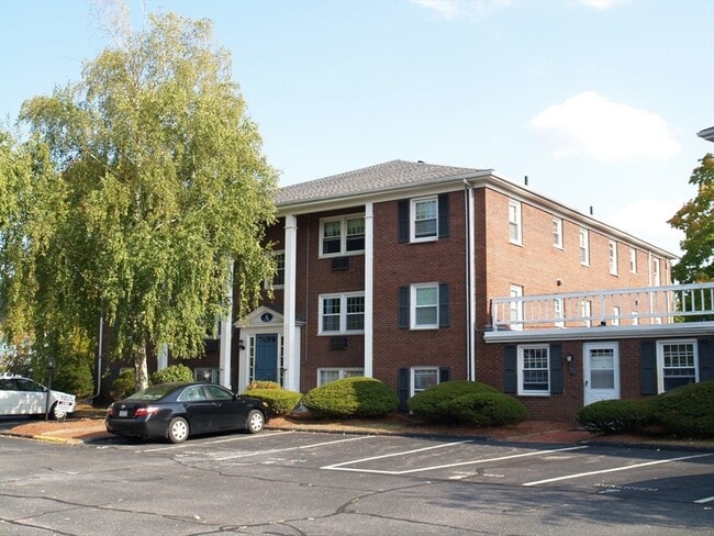 Building Photo - 17 Sinai Cir Unit 12 Rental