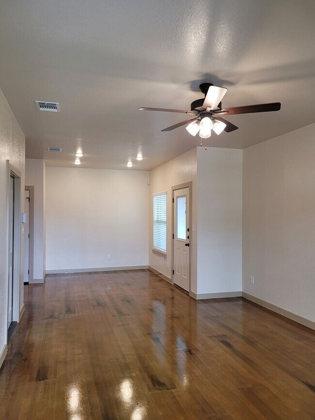 Photo - 1911 Caspian Trl